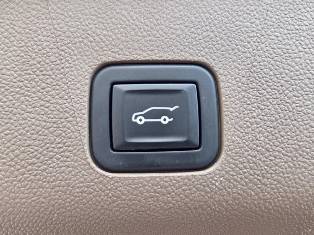 Used 2022 PEARL BEIGE METALLIC GMC Denali image 15