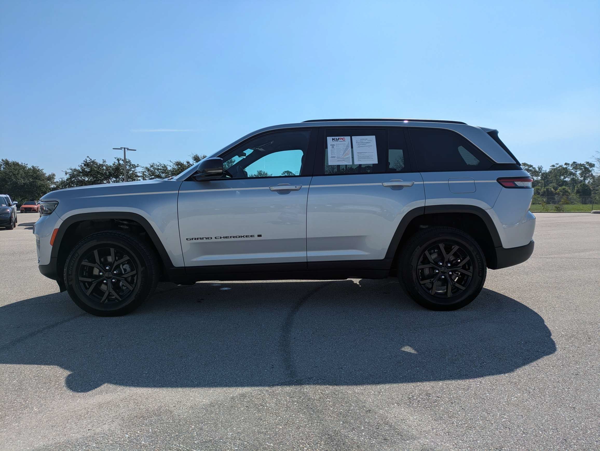 Used 2025 Silver Zynith Jeep Altitude image 8