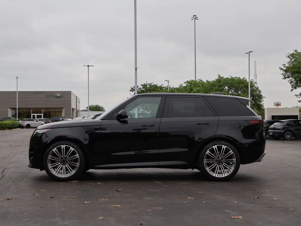 New 2026 Santorini Black Metallic Land Rover Dynamic SE image 4