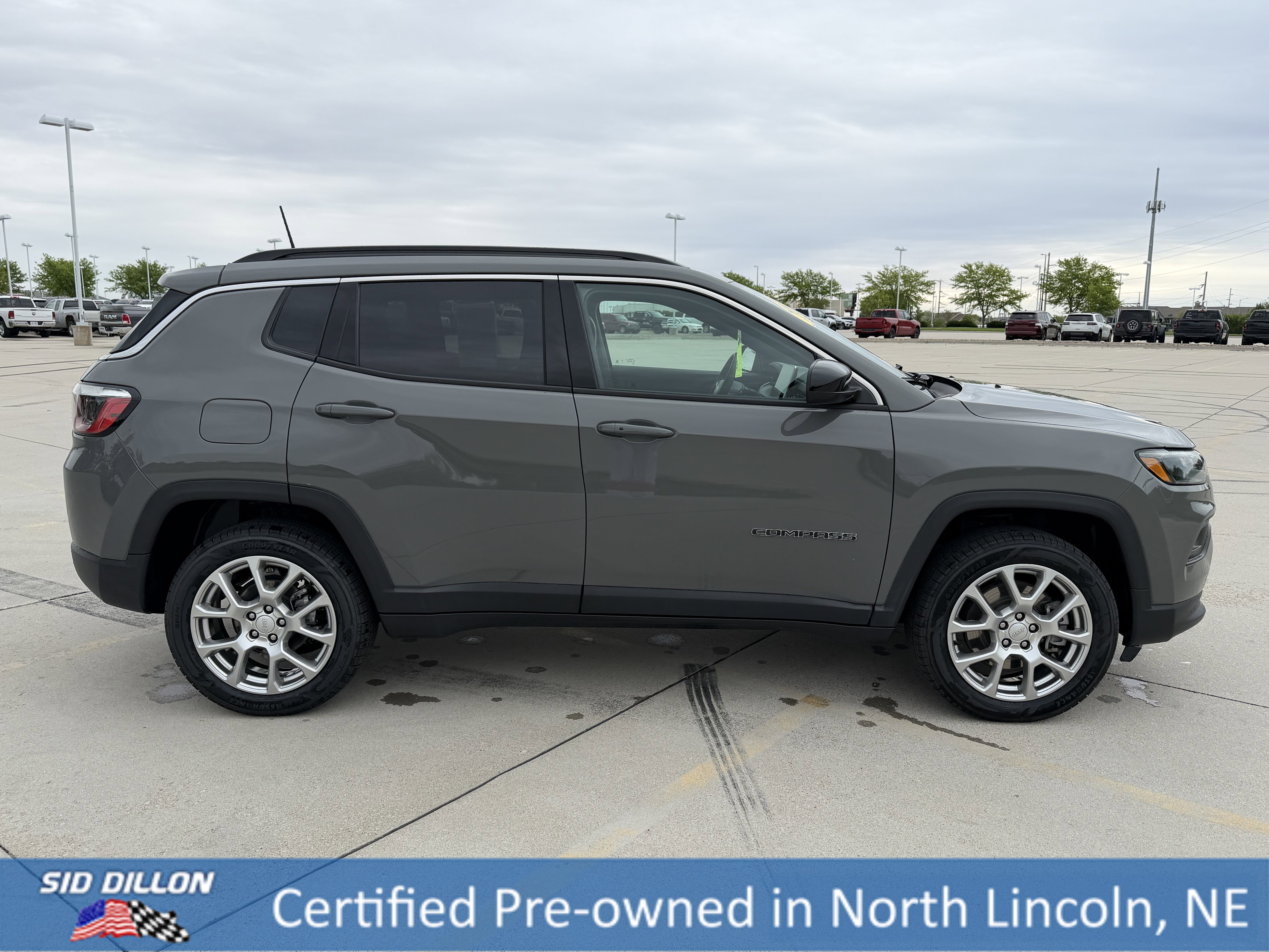 Used 2023 Sting-Gray Clearcoat Jeep Latitude Lux image 3