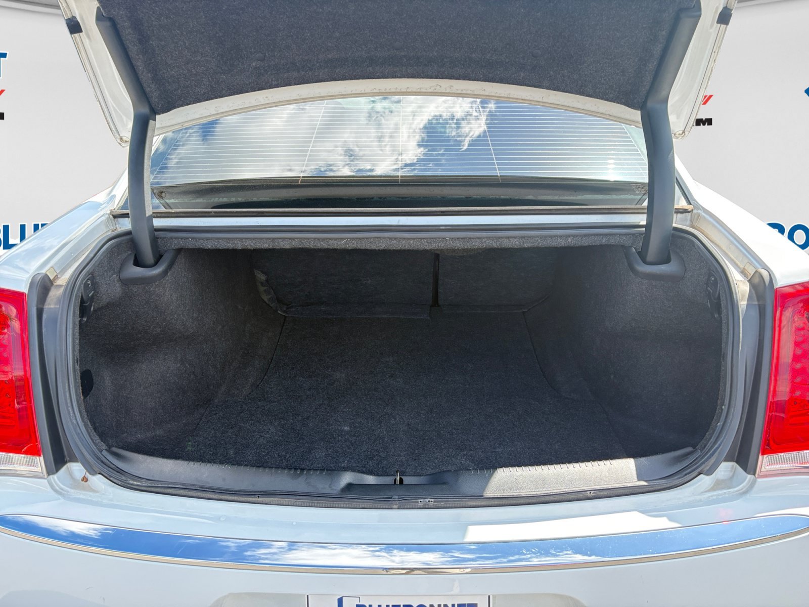 Used 2018 Bright White Clearcoat Chrysler Touring L image 23