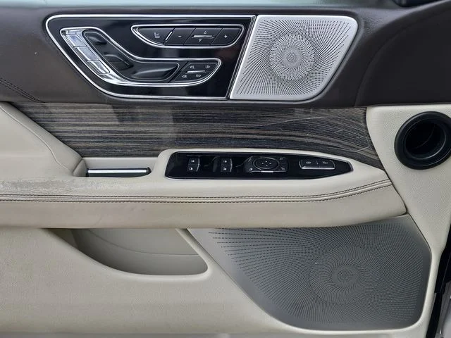 Used 2019 White Platinum Clearcoat Metallic Lincoln Black Label image 19