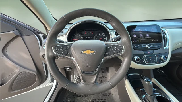 Used 2019 SUMMIT WHITE Chevrolet LT image 11