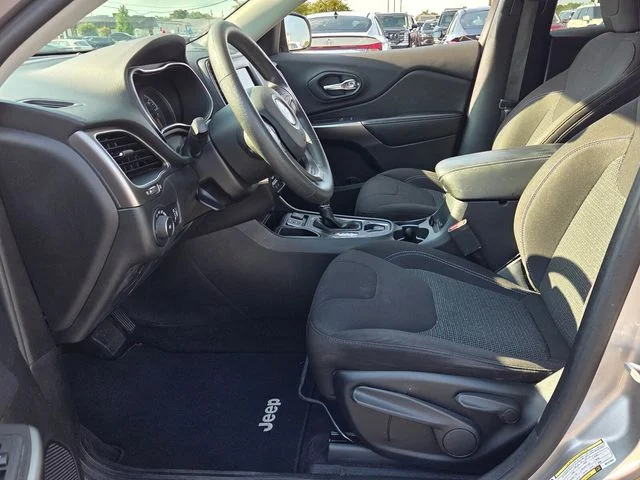 Used 2019 Silver Jeep Latitude image 5