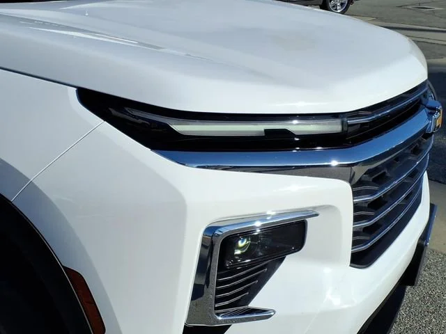 Used 2025 Summit White Chevrolet LT image 2