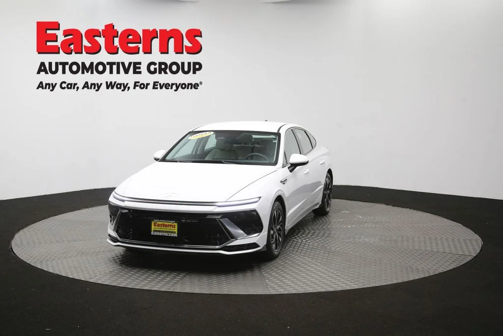Used 2025 White Hyundai SEL image 54