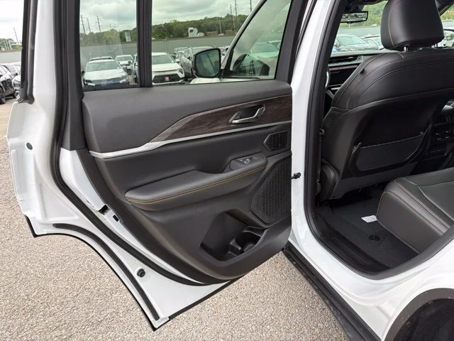 New 2026 White Jeep  image 10