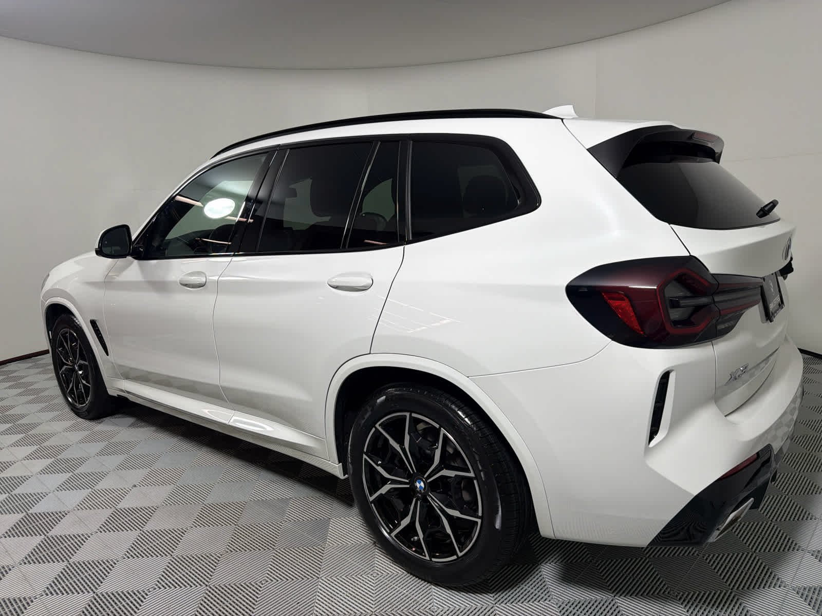 Used 2023 Alpine White BMW xDrive30i image 3