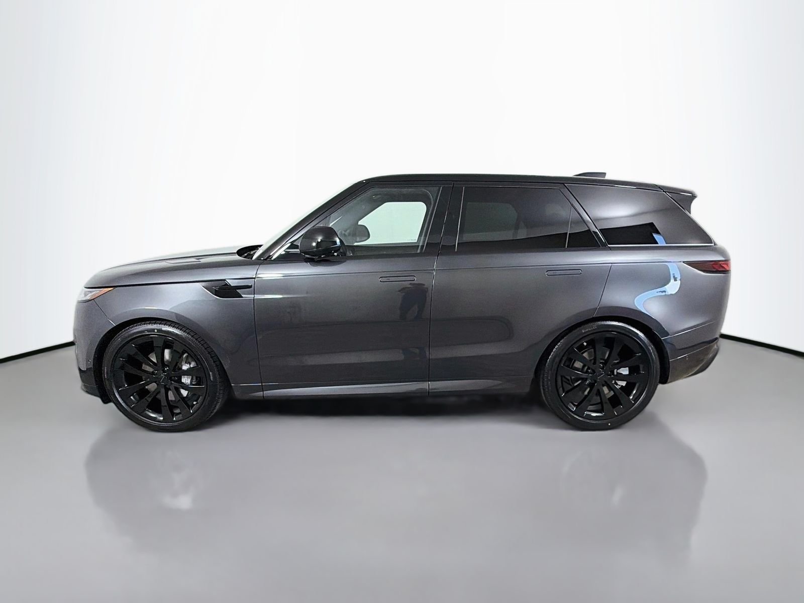 New 2026 Carpathian Grey Land Rover Dynamic SE image 2