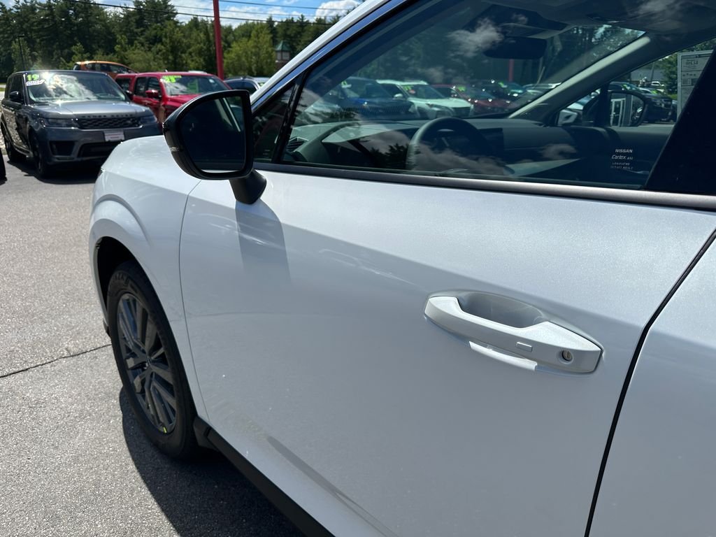 New 2026 White Nissan SL image 10