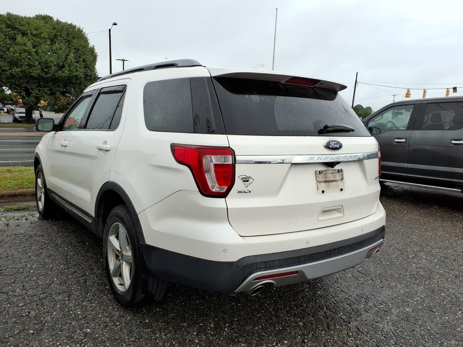 Used 2017 White Platinum Metallic Tri-Coat Ford XLT image 4
