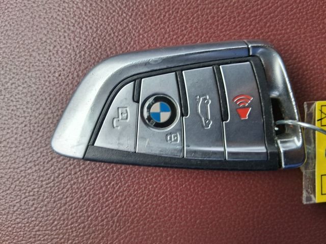 Used 2022 Black BMW sDrive30i image 16