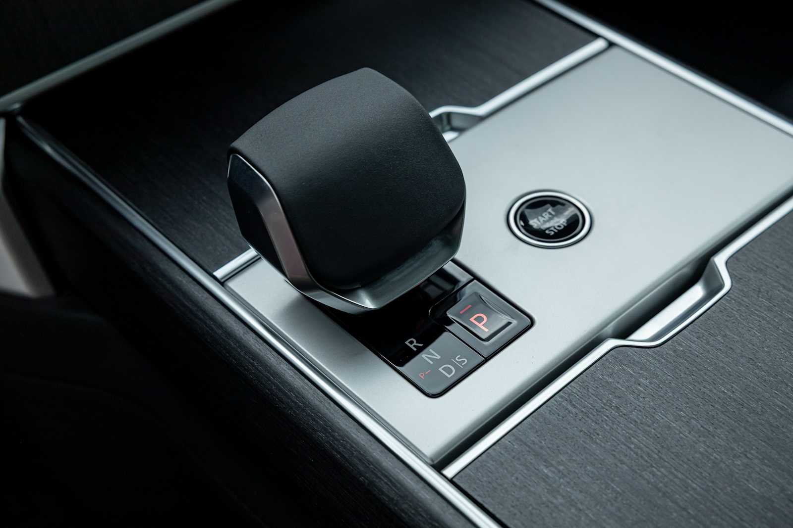 New 2026 Carpathian Grey Land Rover SE image 28