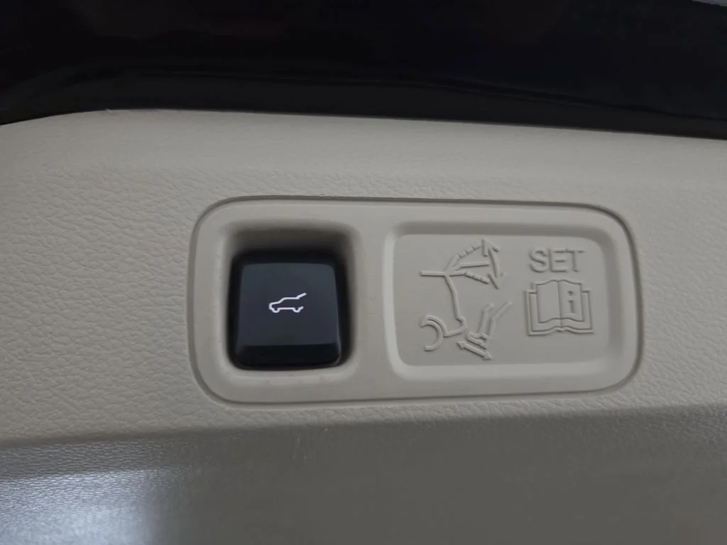 Used 2018 Velvet Lincoln Reserve image 16