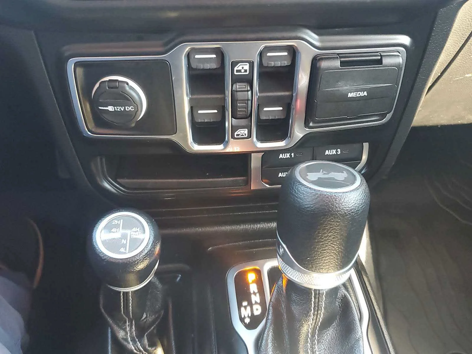 Used 2020  Jeep Sahara image 23