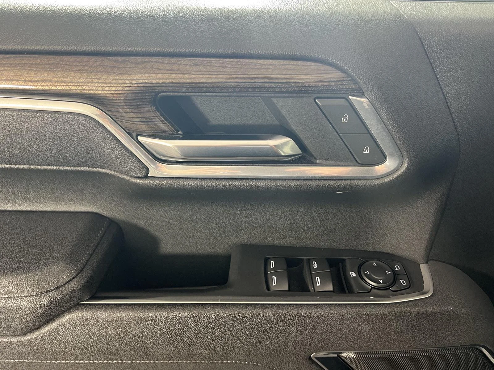 Used 2025 Sterling Gray Metallic Chevrolet LT (2FL) image 6