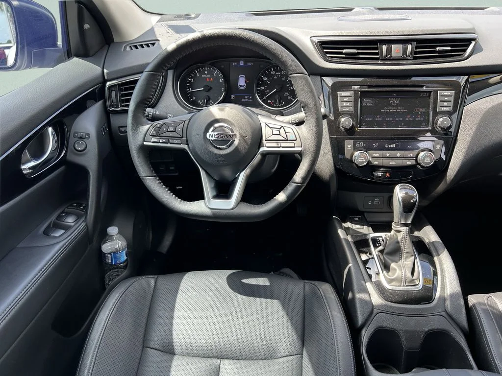 Used 2021 White Nissan SL image 18