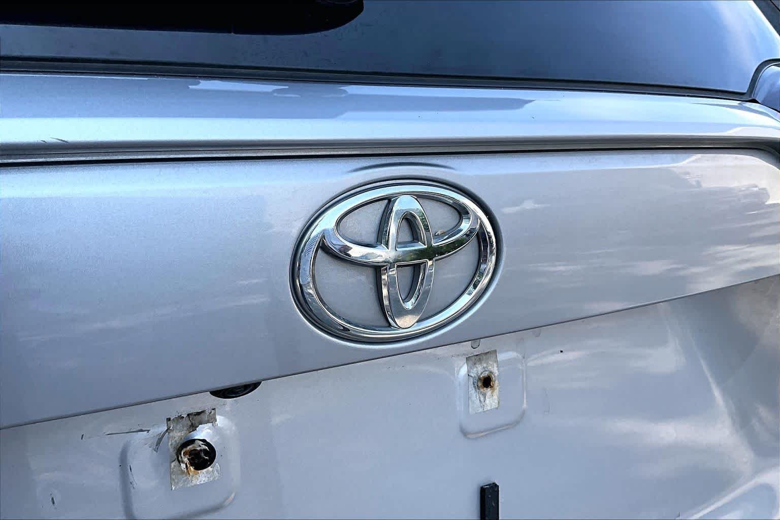 Used 2020 Silver Sky Metallic Toyota XLE image 31