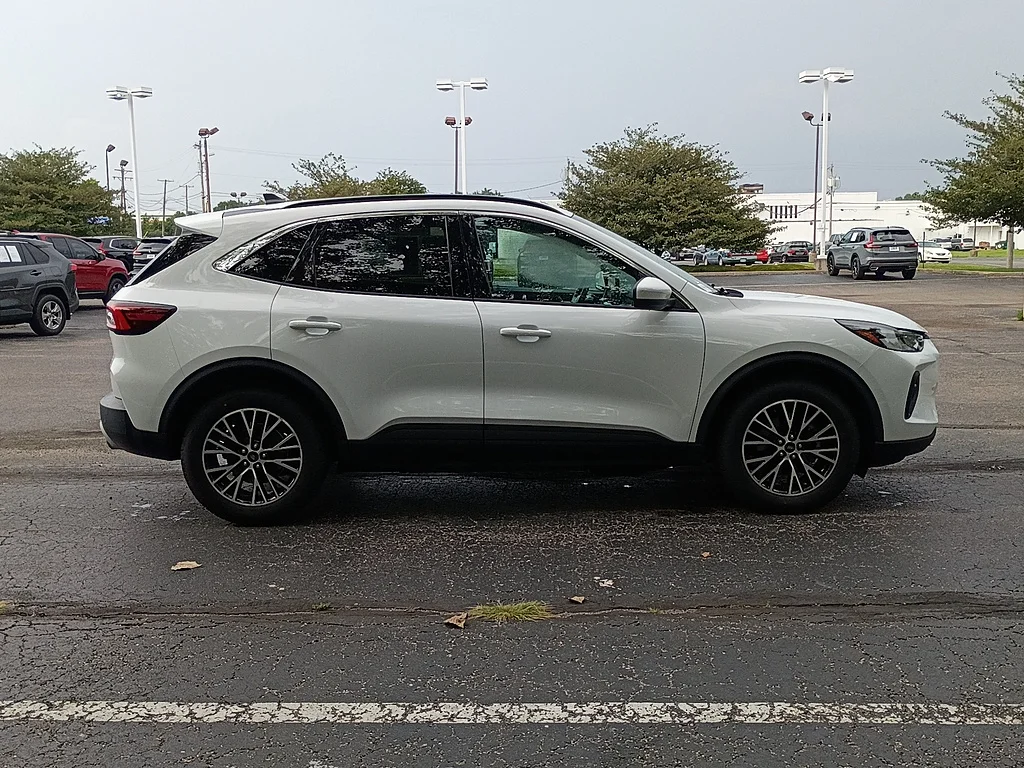 Used 2023 Oxford White Ford Base image 2