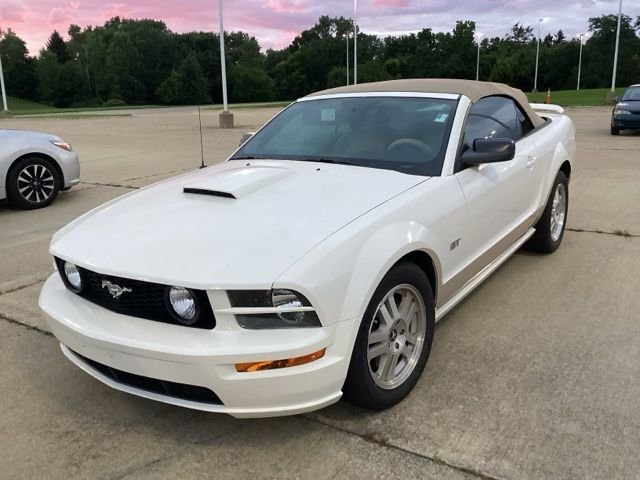 Used 2007  Ford GT Deluxe image 3