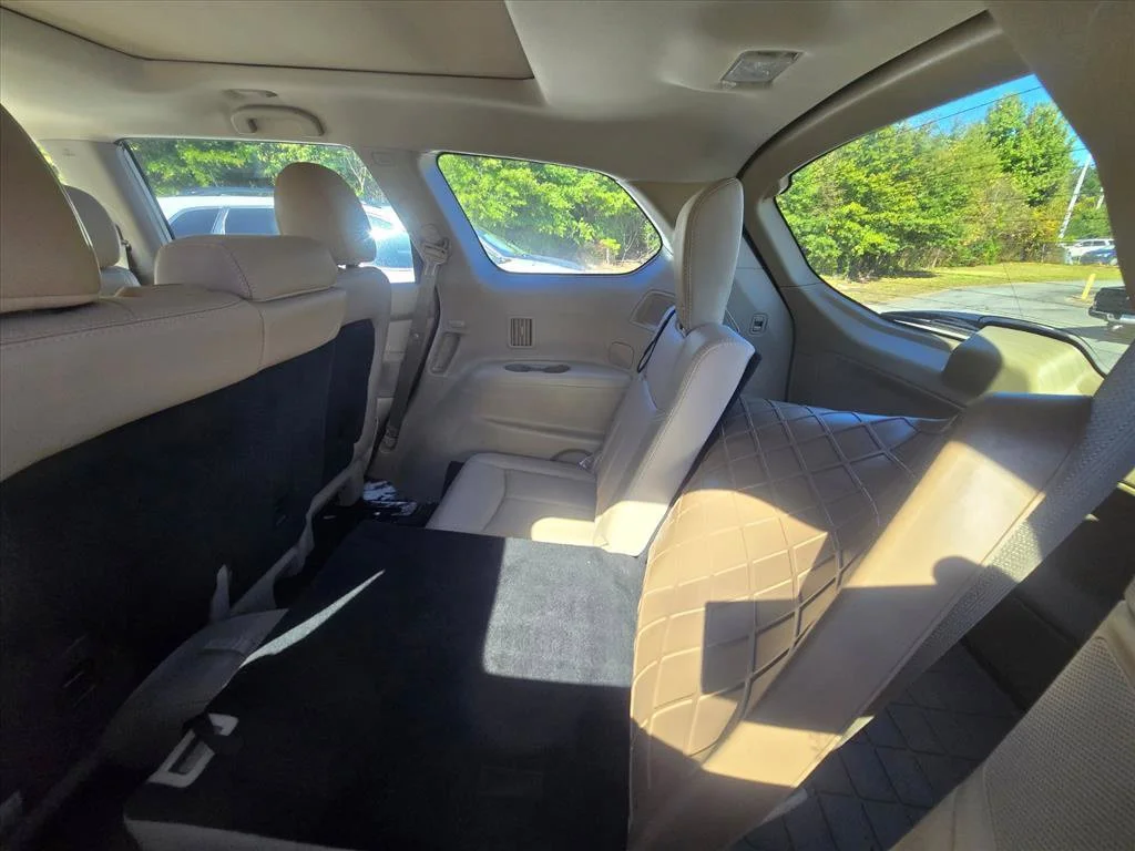 Used 2018 White Nissan Platinum image 6