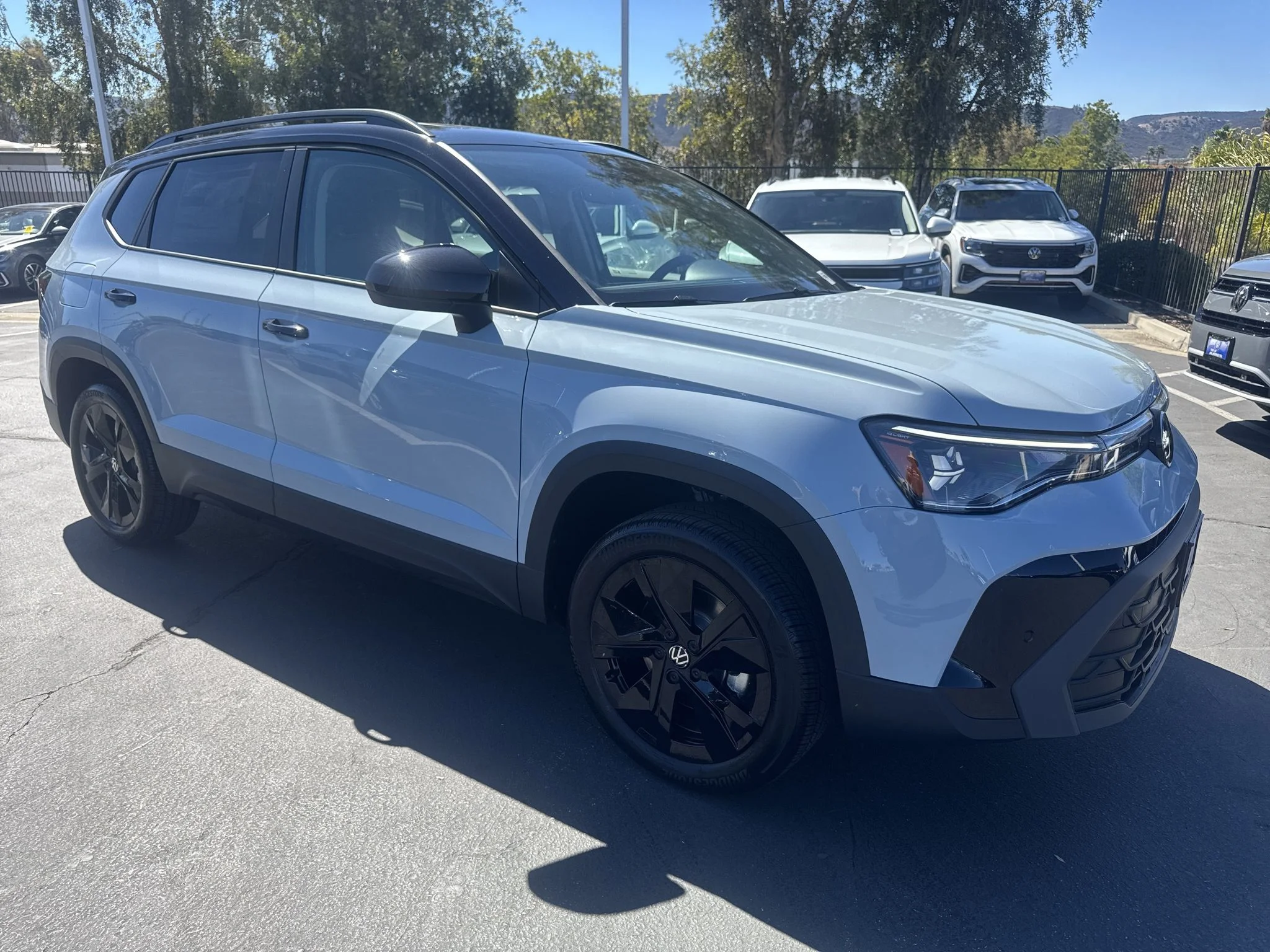 New 2027 Monument Gray w/Deep Black Roof Volkswagen SE Black image 2