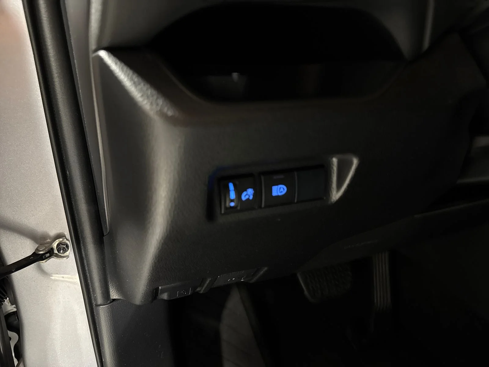 Used 2019 Silver Sky Metallic Toyota LE image 18