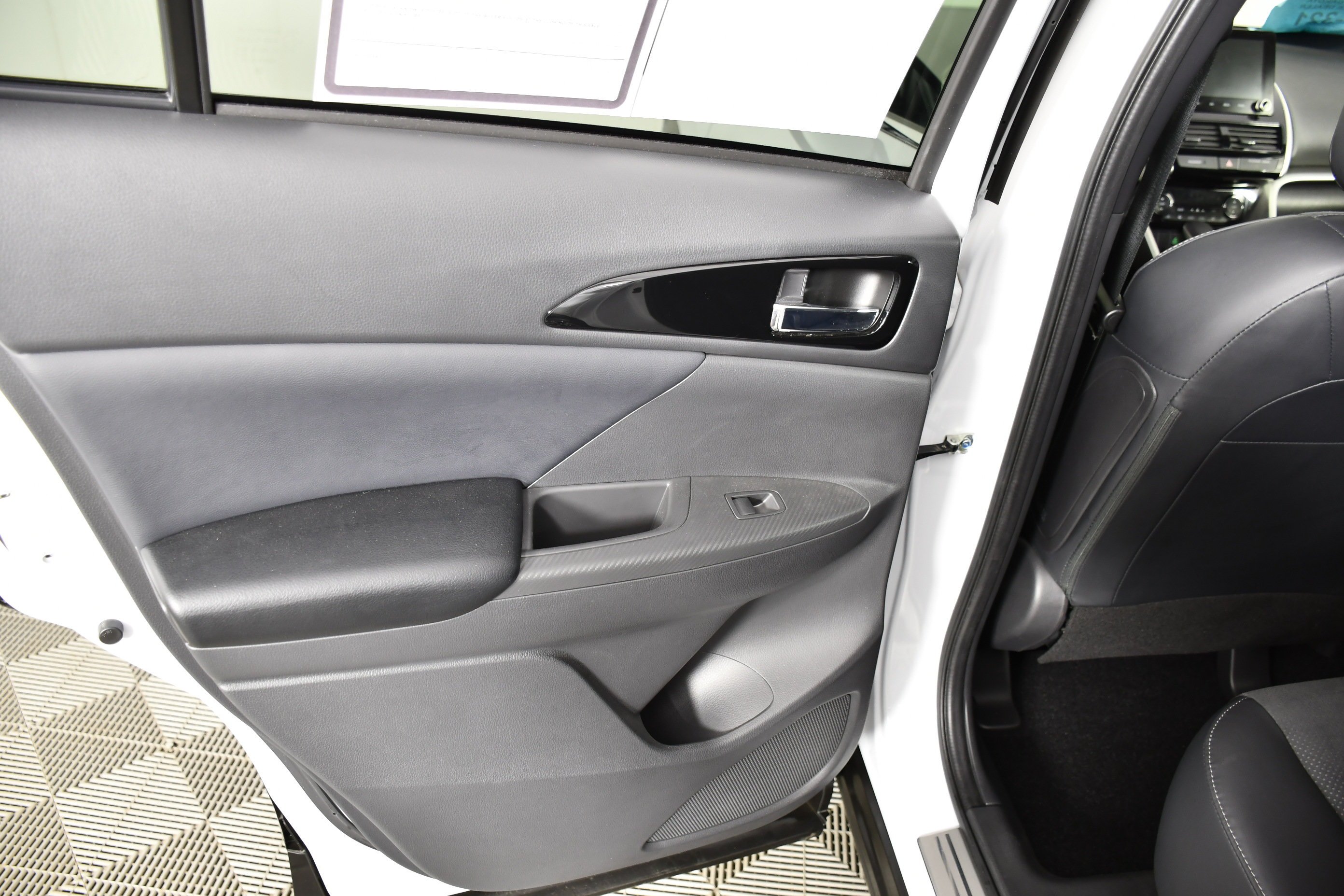 Used 2023 White Diamond Mitsubishi SE image 44