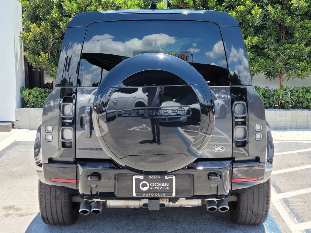 Used 2023  Land Rover V8 image 5