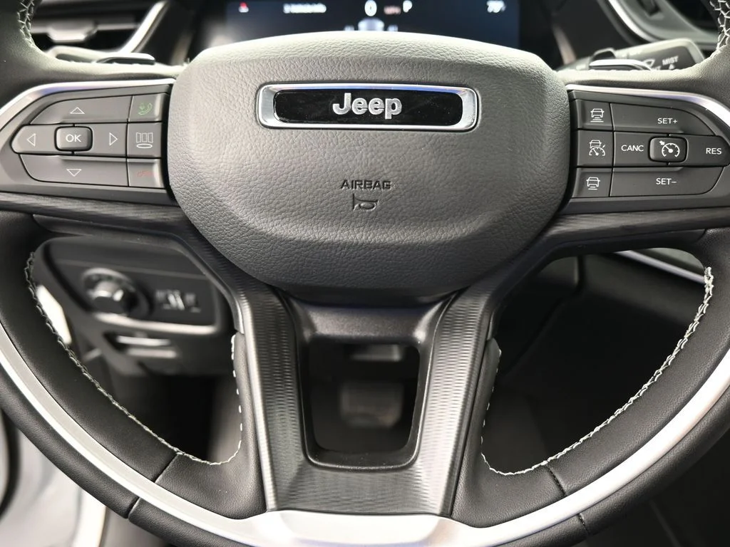 New 2026 Bright White Clear-Coat Exterior Paint Jeep Laredo X image 26