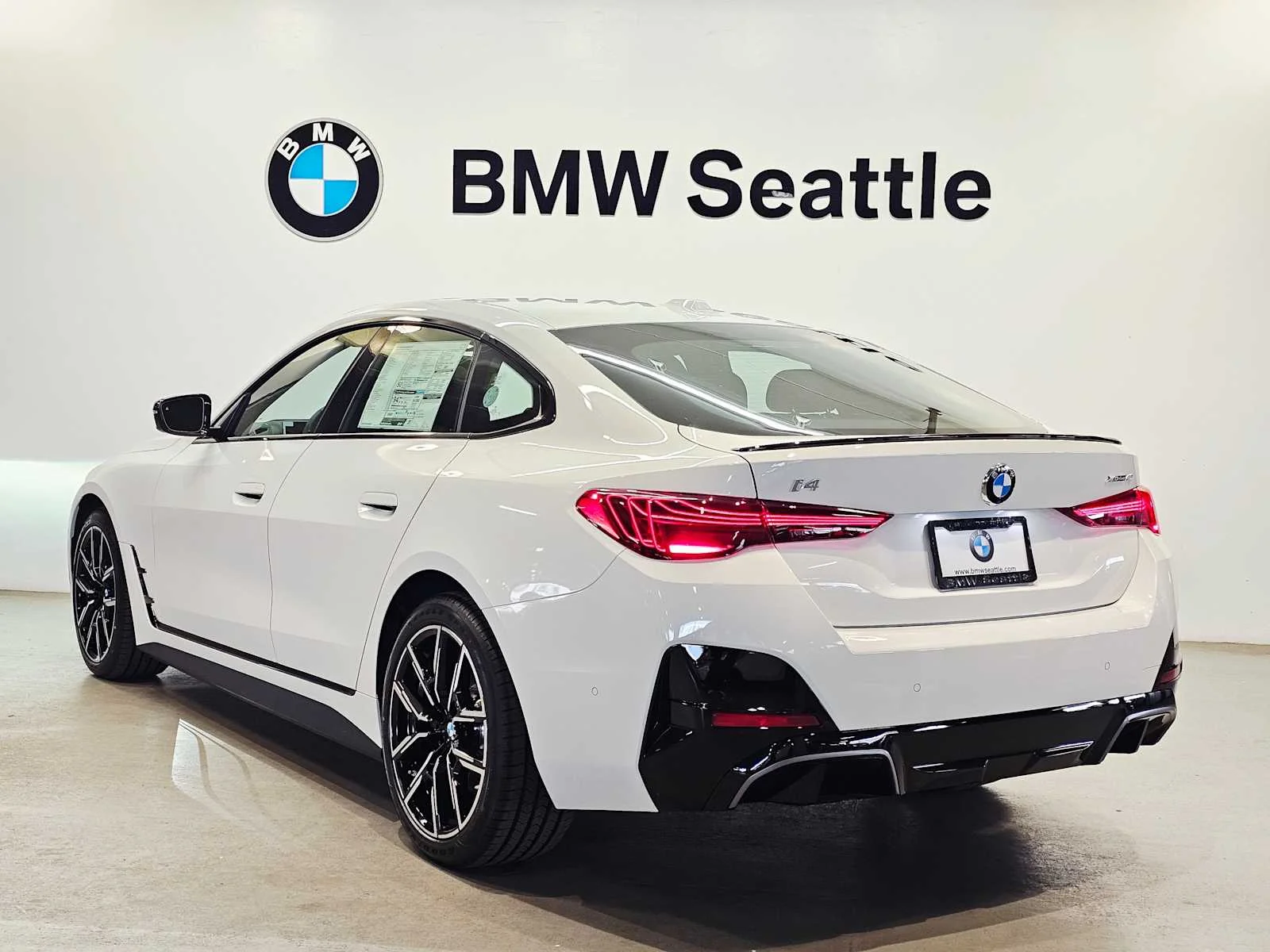New 2026 Alpine White BMW xDrive40 image 4