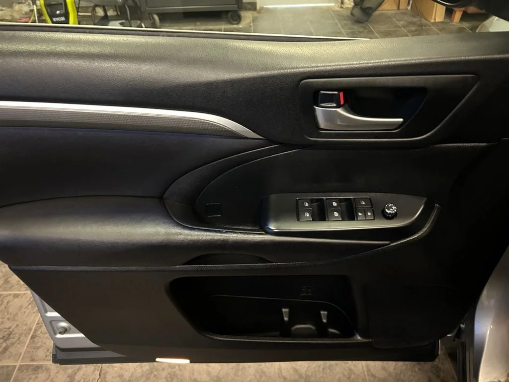Used 2017 Celestial Silver Toyota XLE V6 image 21