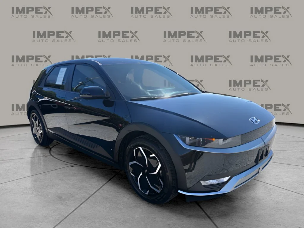 Used 2023 Black Hyundai SE image 7