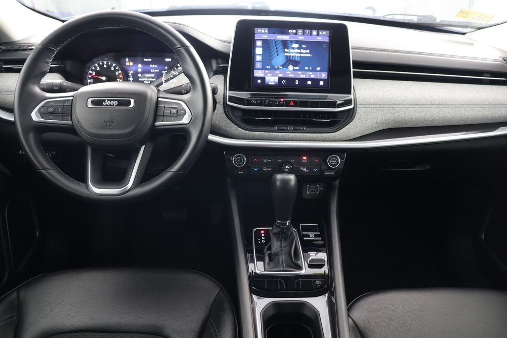Used 2022 Silver Jeep Latitude image 2