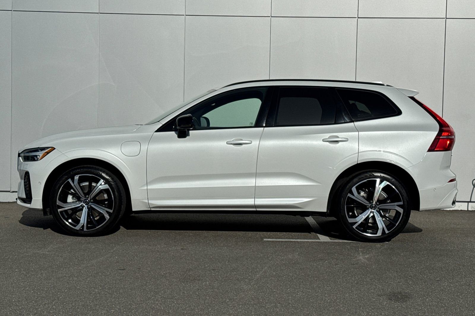 Used 2024 White Volvo Ultimate image 2