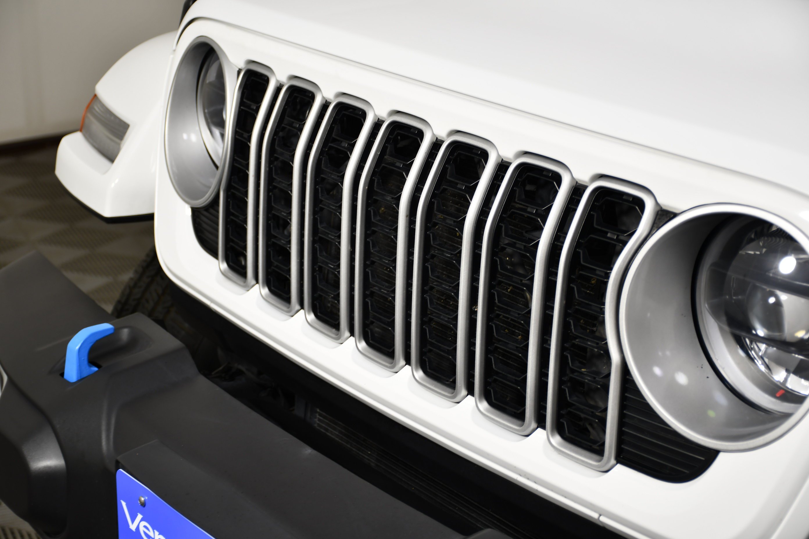 Used 2024 Bright White Clearcoat Jeep Sahara image 11