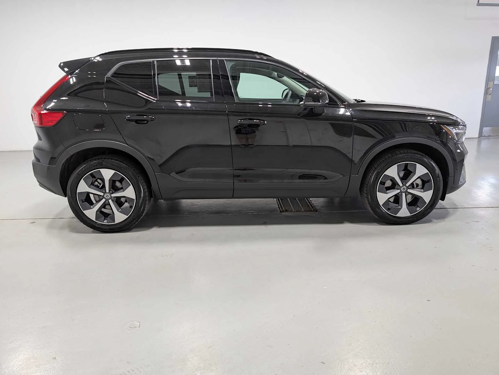 Used 2026 Onyx Black Volvo Plus image 7