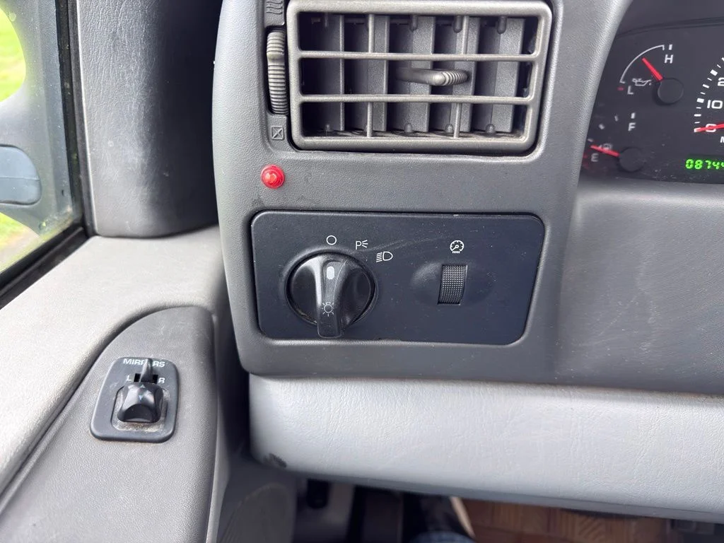 Used 2004 White Ford  image 32