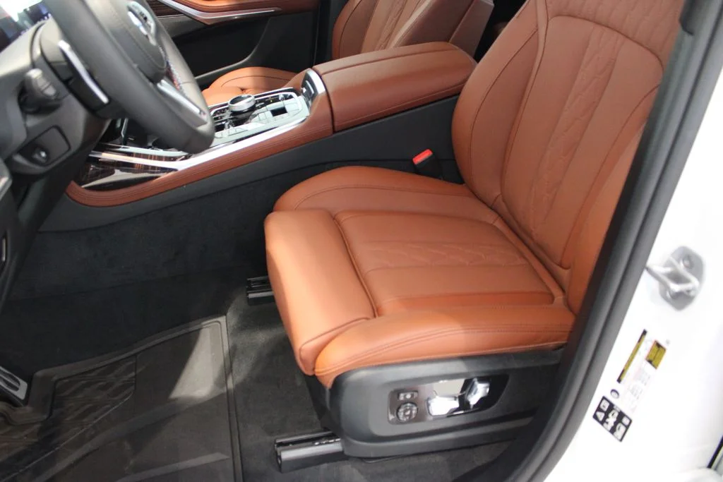 New 2027 White BMW M60i image 9