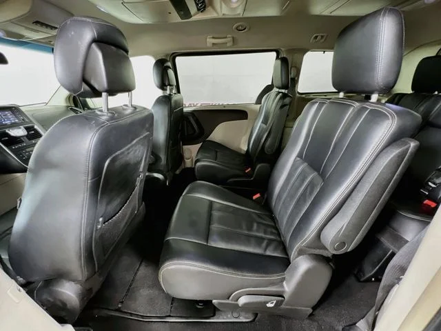 2013 Chrysler Town & Country Touring - Photo 21