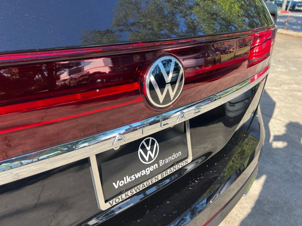 New 2026 Black Volkswagen SE w/Technology image 31