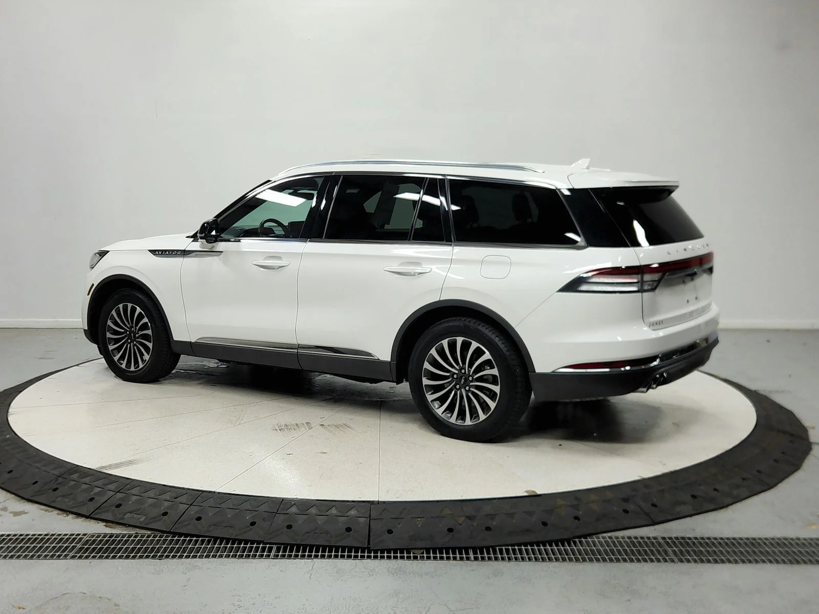 Used 2023 Pristine White Lincoln Reserve image 6