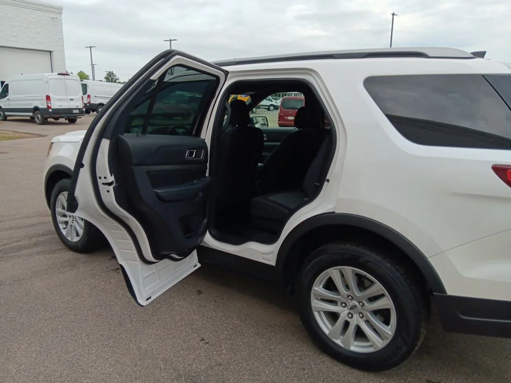 Used 2019 White Platinum Metallic Tri-Coat Ford XLT image 29