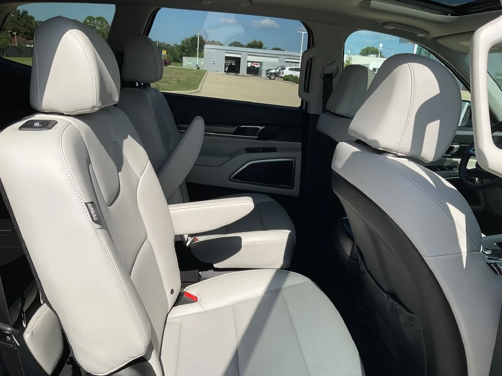 Used 2025 White Kia S image 19
