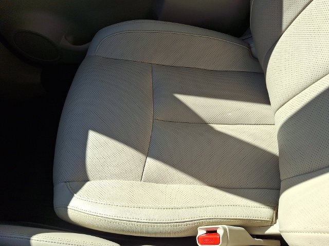 Used 2018 White Nissan SL image 27