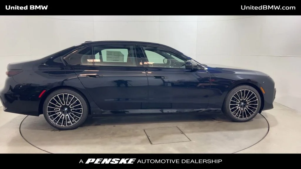 2025 BMW 7 Series 750e - Photo 9