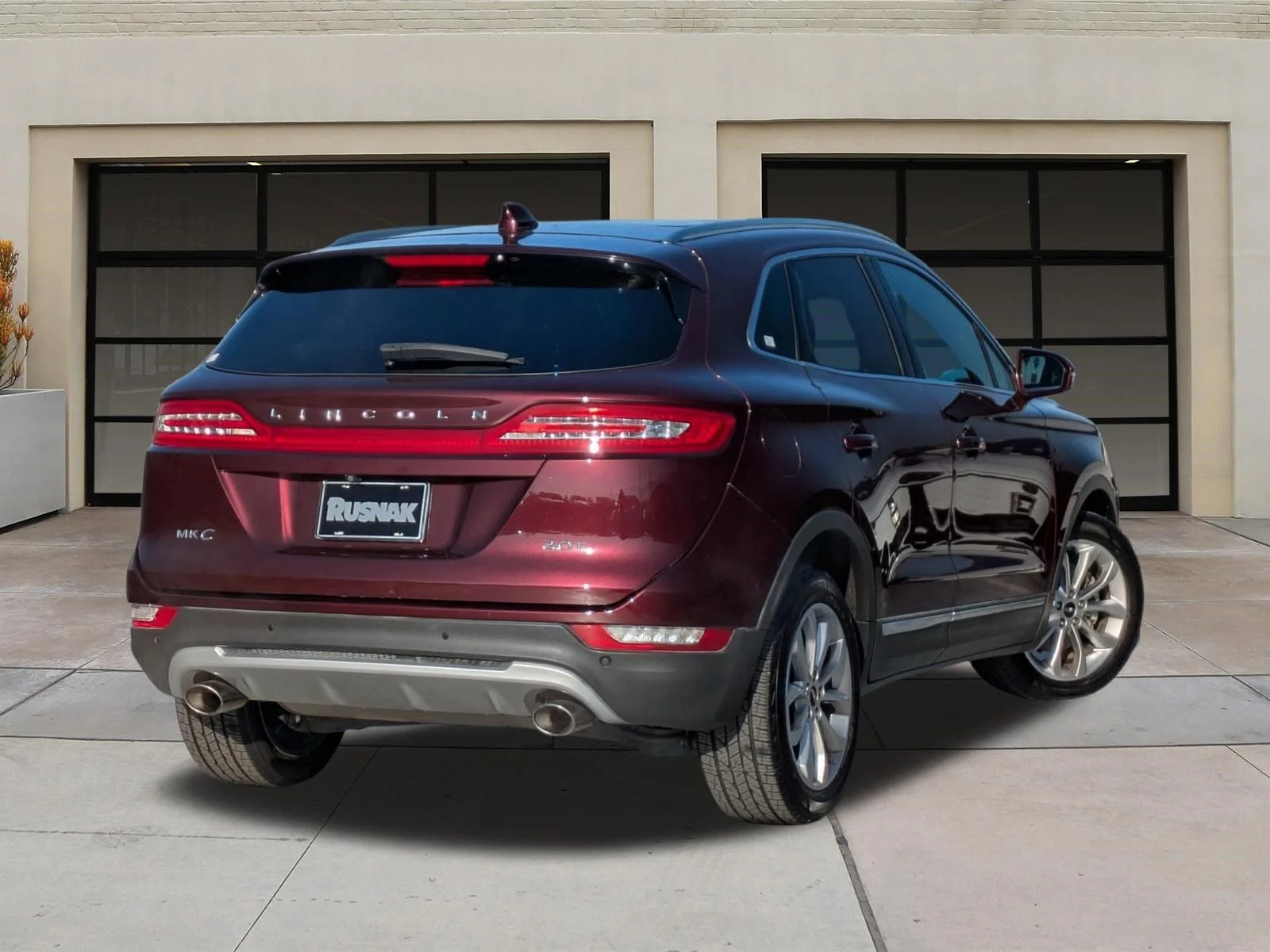 Used 2017 Red Lincoln Select image 4