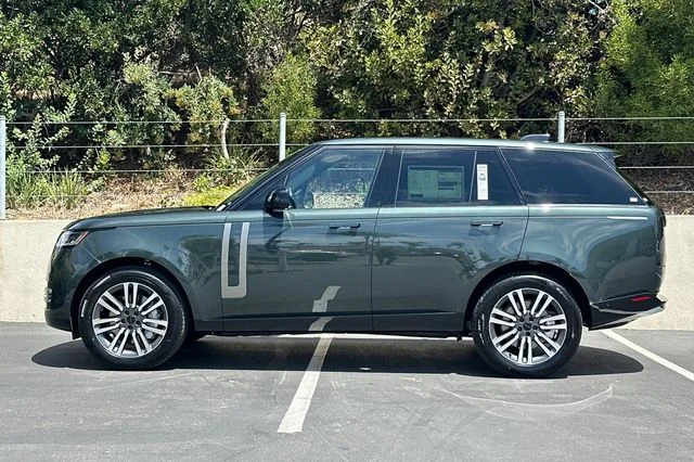 New 2026 Belgravia Green Land Rover SE image 2