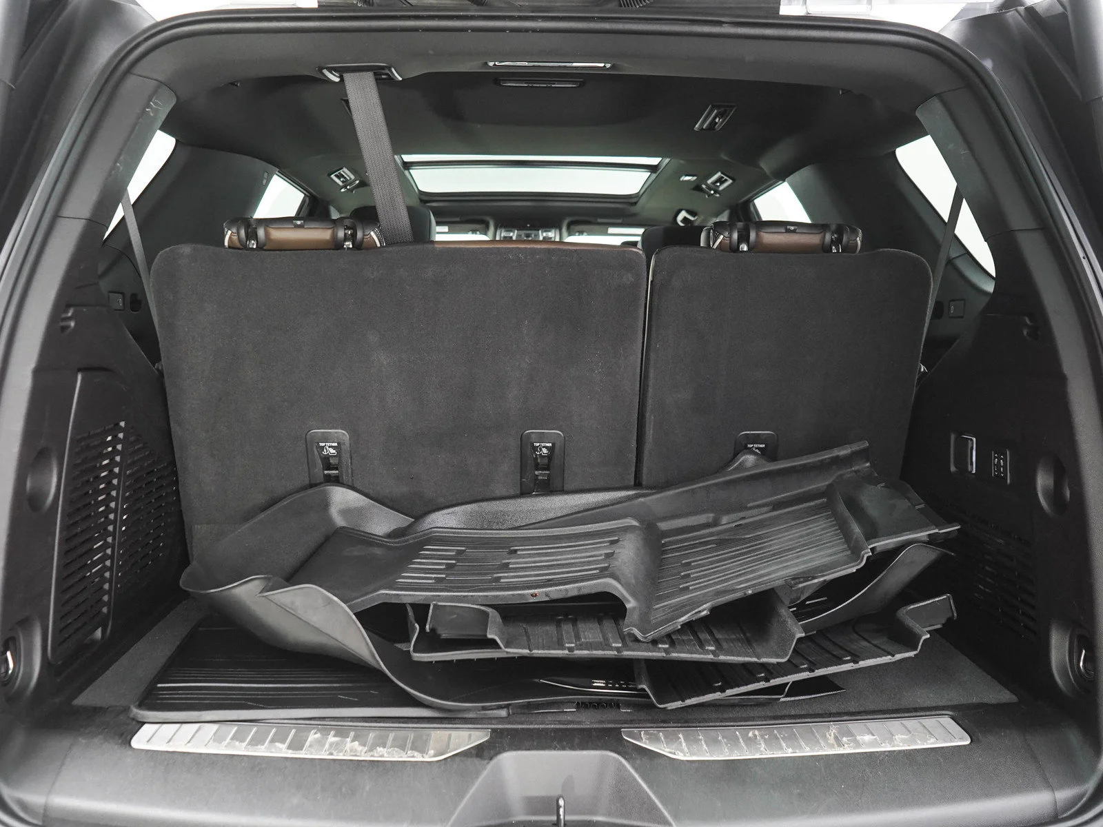 Used 2025 White Frost Tricoat GMC Denali Ultimate image 9