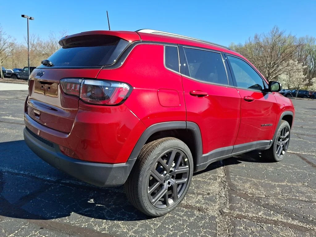 New 2026 Red Hot Pearl-Coat Exterior Paint Jeep Latitude image 4